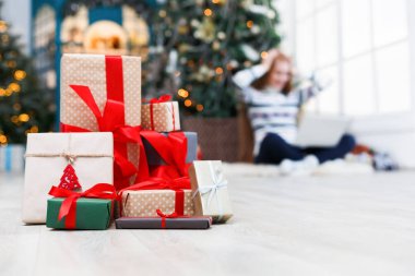 Noel kutuları bant kırmızı kurdele closeup ile