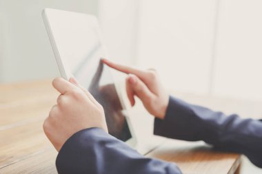 Dijital tablet, yan görünümü kadar yakın kullanan kadın,