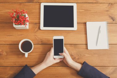 Telefonunuzun ve işyerinde, erkek top görünümü, yakın çekim