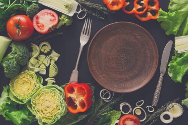 Çerçeve kopya alanı ahşap zemin üzerine taze sebze