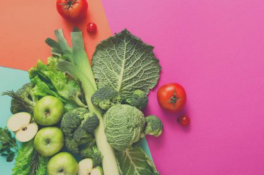 Düz arka plan üzerinde çiğ sebze yatıyordu