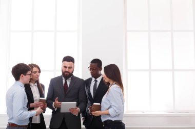 Patron ofiste, kopya alanı ile iş adamları ile çalışanların şirket Toplantı