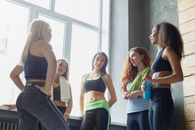 Genç kız fitness eğitimi önce sohbet spor giyim