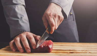 Şef kesme fileto mignon adlı restoran mutfak ahşap tahta üzerinde