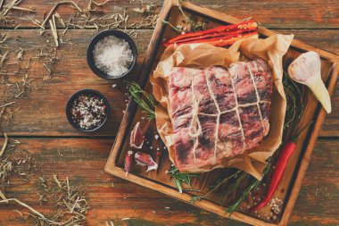 RAW zanaat yetkin rustik ahşap üzerine Başbakan kara angus sığır yaşlı