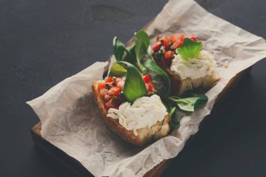 Bruschetta peynir ve siyah arka plan üzerine sebze ile