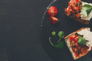 Bruschetta peynir ve siyah arka plan üzerine sebze ile