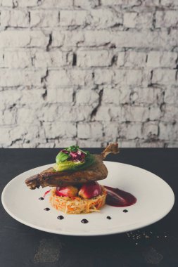Restoran yemekleri. Ördek confit siyah adam sebze ile