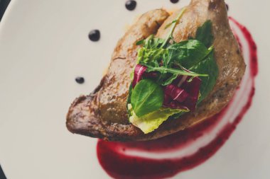 Restoran yemekleri. Ördek confit siyah adam sebze ile