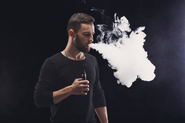 Vaping e-sigara duman siyah ile genç adam