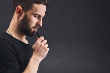 Vaping e-sigara siyah genç adam