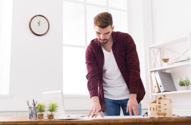 mimar ofis planı üzerinde çalışıyor