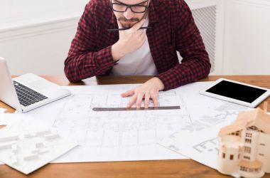 mimar ofis planı üzerinde çalışıyor