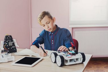 Eğitim kaynaklanıyor. Robotik proje oluşturma mockup