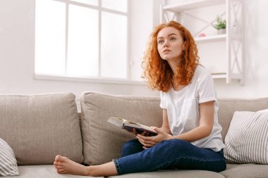 Bir kitap olan düşünceli kadın