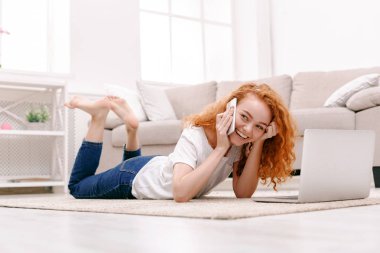 Dizüstü bilgisayar kullanarak ve cep telefonu üzerinde konuşurken öğrenci kız