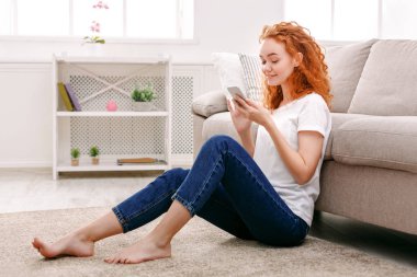 Katta oturan ve chat yapan genç kadın