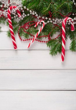 Şeker ve köknar ağacı ahşap sınırında Noel arka plan