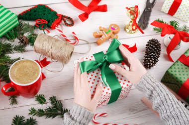 Hediye. Modern Noel hediyesi kutularına ambalaj