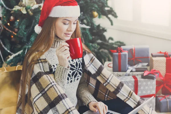 Giovane donna shopping online in accogliente interni di Natale — Foto Stock