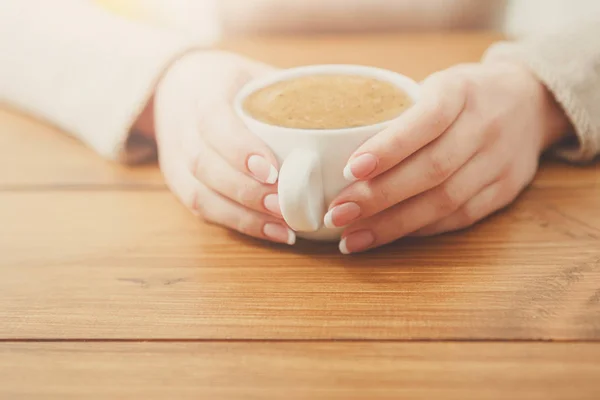 Feminino segurando uma xícara de café, de perto — Fotografia de Stock