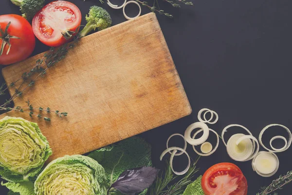 Çerçeve kopya alanı ahşap zemin üzerine taze sebze