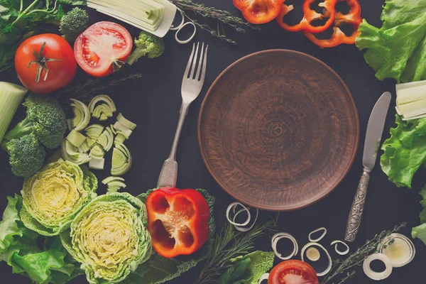 Çerçeve kopya alanı ahşap zemin üzerine taze sebze