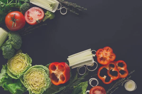 Çerçeve kopya alanı ahşap zemin üzerine taze sebze