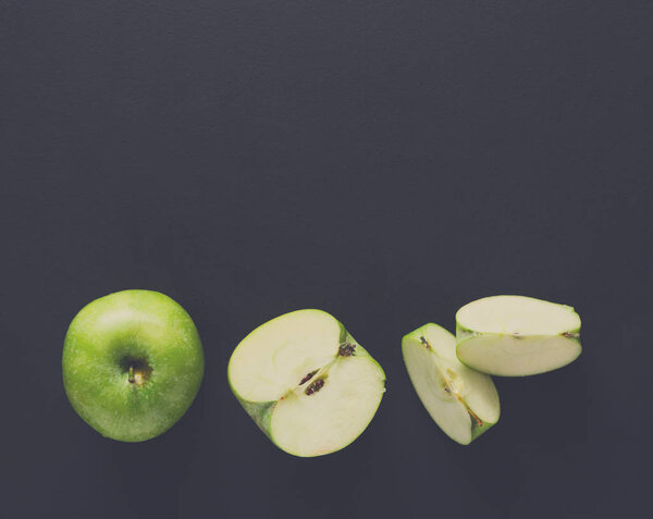 Этапы резки помидоров на черном фоне
