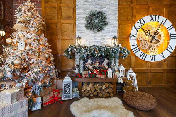 Acogedor interior de Navidad con abeto y chimenea — Foto de Stock