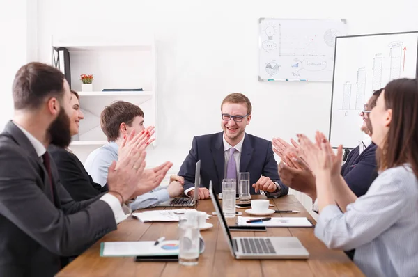 İş takım toplantıda beyaz ofis siterior. Eller başarılı gazeteci tezahürat alkışlar işçi