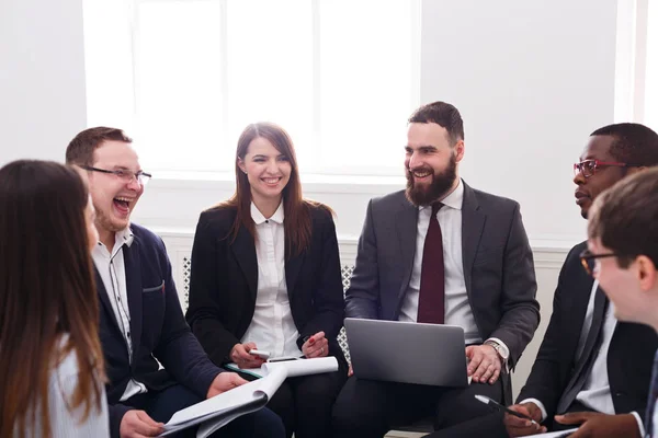 Compañía de negocios. Empresarios exitosos hombres y mujeres discuten informe financiero en la oficina — Foto de Stock