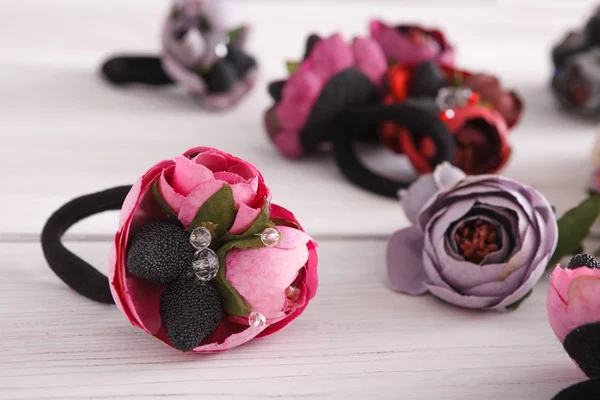 Varietà di gomme per capelli decorate con fiori — Foto Stock