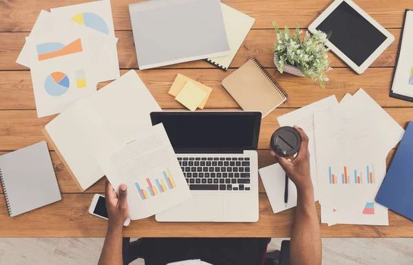 Afrikalı-Amerikalı işadamı iş, Masa üstü görünümü