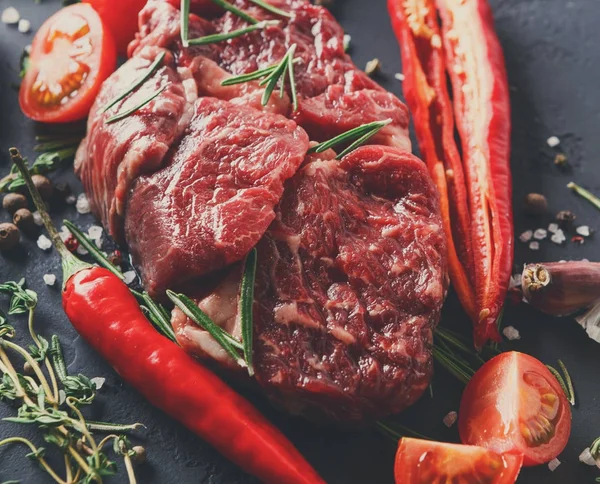 Kaburga eti, baharat ve sebzeler siyah arka plan