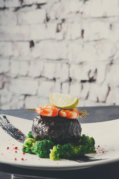 Comida moderna de restaurante. Filé Dorado em nori com camarões — Fotografia de Stock