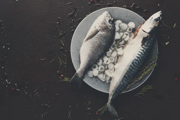 Ahşap tahta at siyah arka plan üzerinde taze uskumru