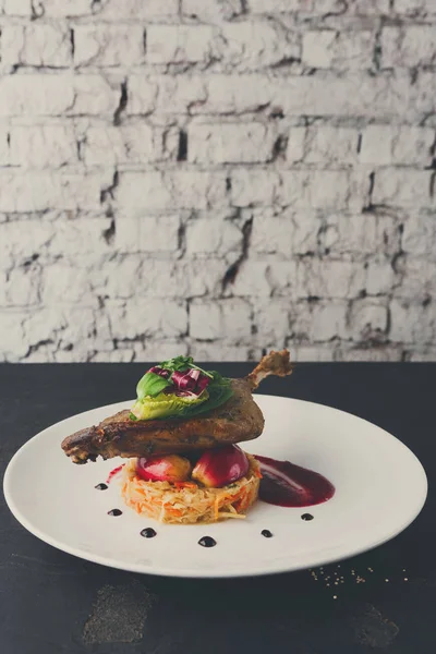 Restoran yemekleri. Ördek confit siyah adam sebze ile