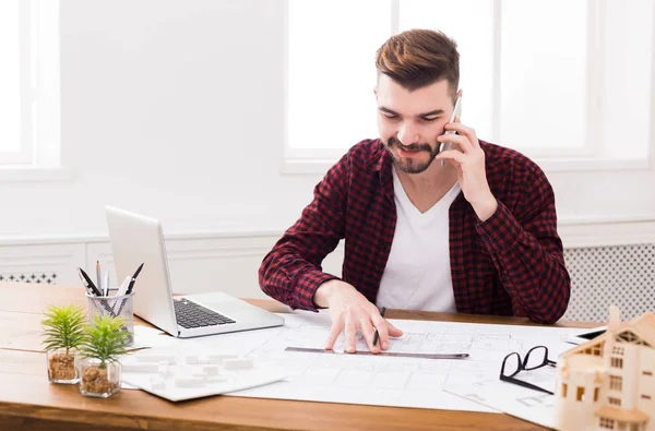 mimar ofis planı üzerinde çalışıyor