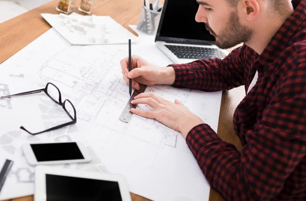 Architect bezig met blauwdruk in office — Stockfoto