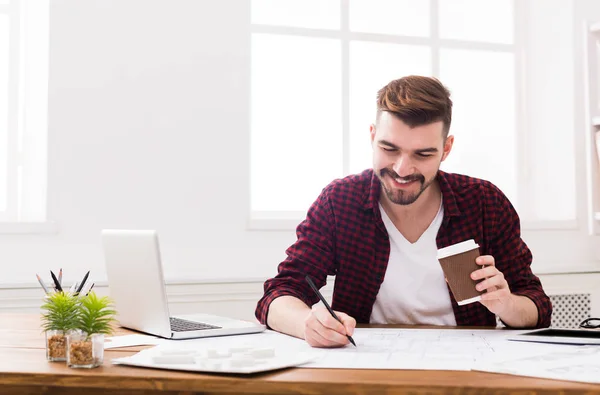 Jungunternehmer arbeitet mit Papieren — Stockfoto