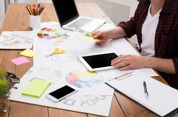 Hombre de negocios irreconocible que trabaja con la tableta — Foto de Stock