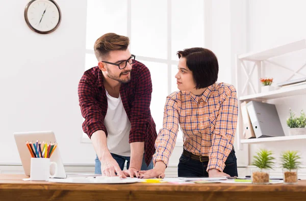 Projede çalışan ciddi profesyonel tasarımcılar