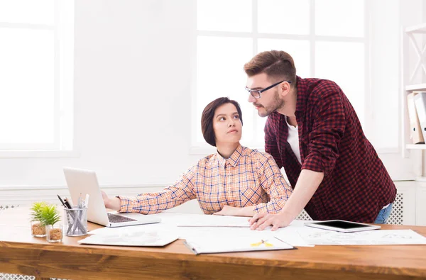 Un par de jóvenes diseñadores trabajando en una oficina moderna — Foto de Stock