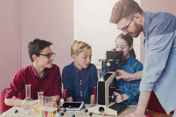 Het gevolg van onderwijs. Chemische experiment in laboratorium — Stockfoto