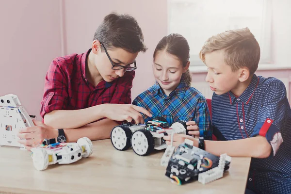 Educazione al gambo. Bambini che creano robot a scuola — Foto Stock