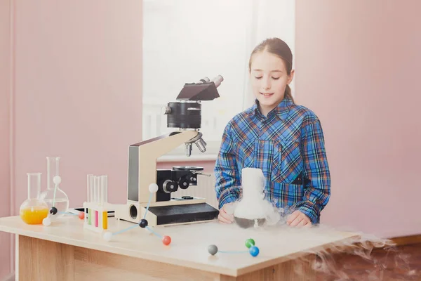 Girl doing experiment with nitrogen in laboratory — Stock Photo, Image