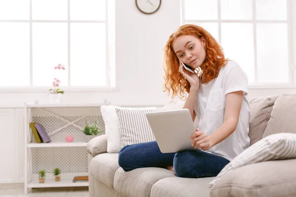 若い女性が携帯電話で呼んで — ストック写真