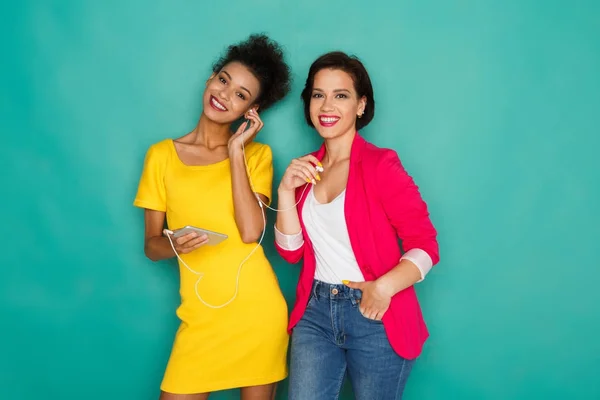 Felici amiche ascoltano musica in studio — Foto Stock