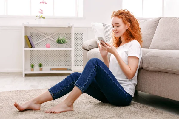 Katta oturan ve chat yapan genç kadın